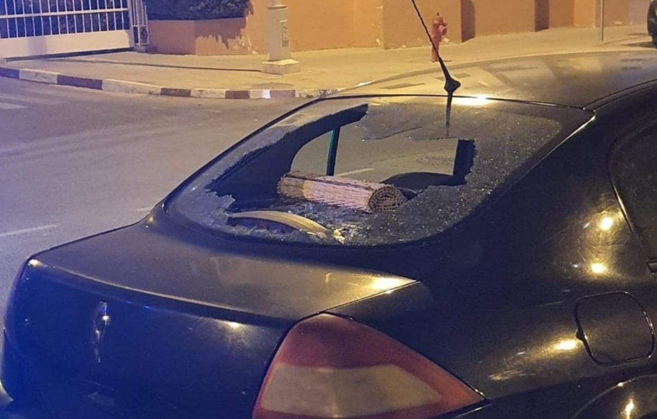مجهولون يرشقون ممتلكات وسيارات الخواص باكادير في تصرف صبياني مجهولون يرشقون ممتلكات وسيارات الخواص باكادير في تصرف صبياني