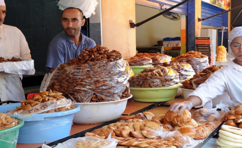 مقاهي ومطاعم البيضاء تتحول إلى محلات بيع الحلويات والمعجنات في رمضان مقاهي ومطاعم البيضاء تتحول إلى محلات بيع الحلويات والمعجنات في رمضان