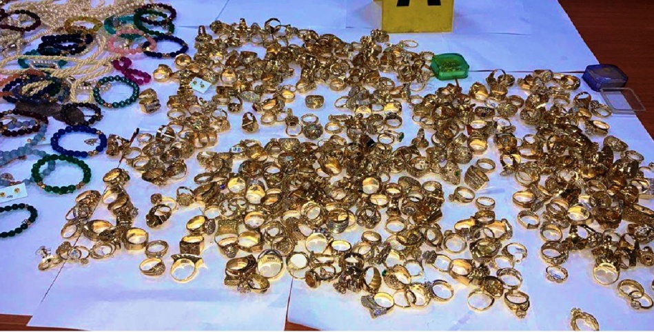 شرطة طنجة توقف شخصين في قضية سطو على محل لبيع الحلي والمجوهرات شرطة طنجة توقف شخصين في قضية سطو على محل لبيع الحلي والمجوهرات