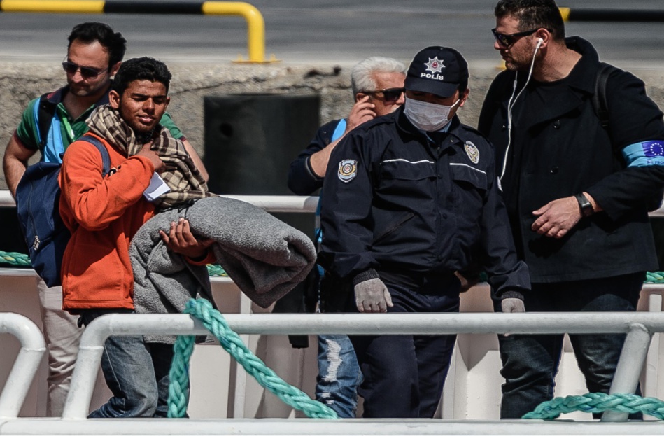 الاتحاد الأوروبي يخطط لإعادة المهاجرين المخالفين إلى بلدانهم الاتحاد الأوروبي يخطط لإعادة المهاجرين المخالفين إلى بلدانهم