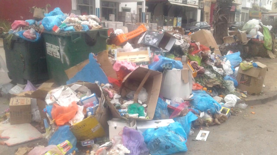 أحياء بمدينة تمارة ترزح تحت أكوام القمامة