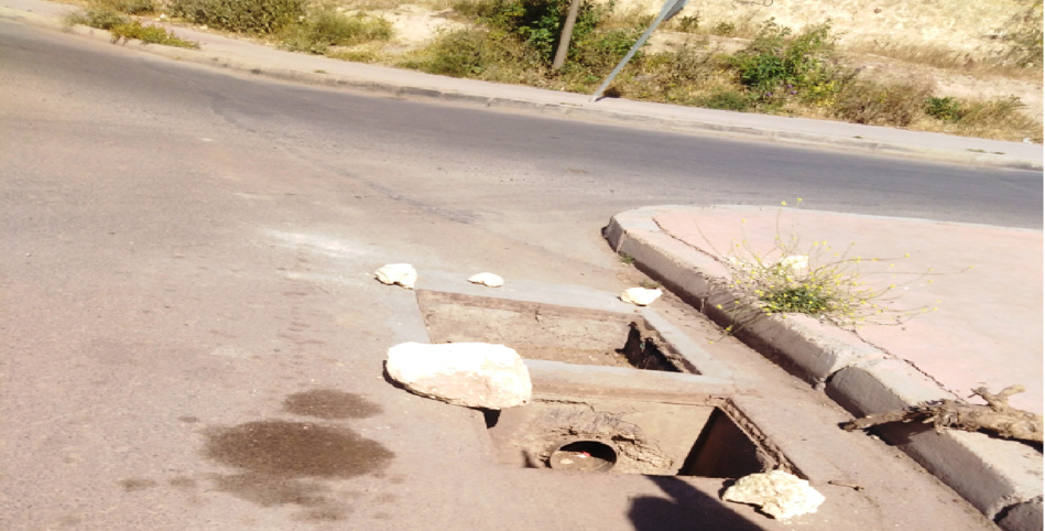 سرقة أغطية قنوات الصرف الصحي تعرض حياة المارة والسائقين للخطر سرقة أغطية قنوات الصرف الصحي تعرض حياة المارة والسائقين للخطر