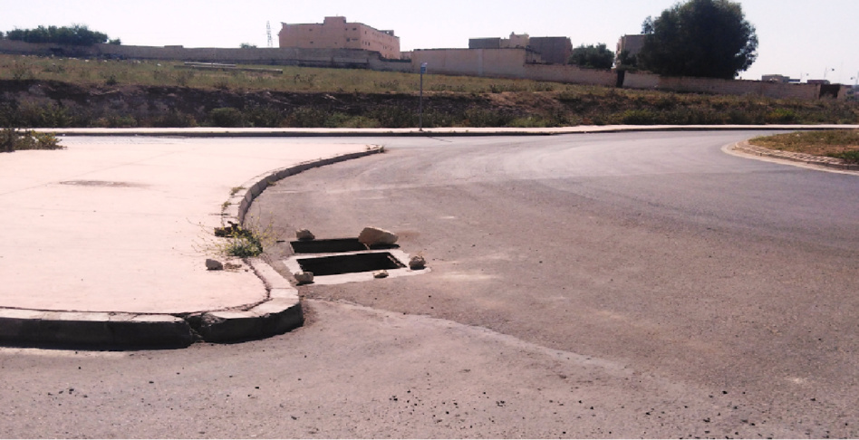 سرقة أغطية قنوات الصرف الصحي تعرض حياة المارة والسائقين للخطر سرقة أغطية قنوات الصرف الصحي تعرض حياة المارة والسائقين للخطر