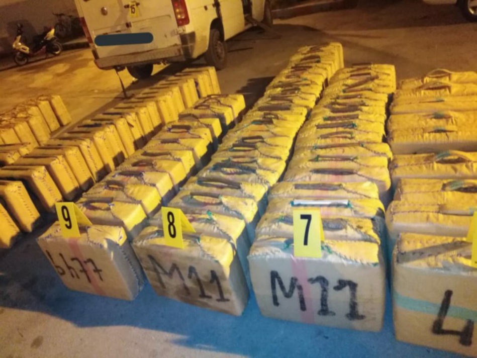 طانطان.. إحباط عملية تهريب أزيد من 6 أطنان من مخدر الشيرا واعتقال 5 متورطين طانطان.. إحباط عملية تهريب أزيد من 6 أطنان من مخدر الشيرا واعتقال 5 متورطين