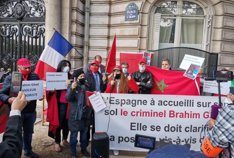 باريس.. مغاربة يخرجون للاحتجاج ضد إسبانيا في قلب العاصمة الفرنسية باريس.. مغاربة يخرجون للاحتجاج ضد إسبانيا في قلب العاصمة الفرنسية