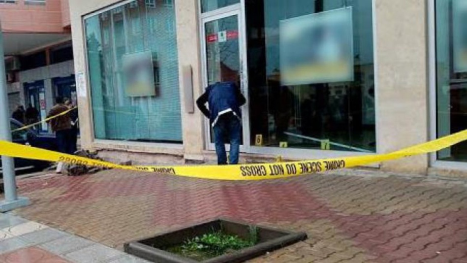 الشرطة توقف شخصا حاول سرقة وكالة بنكية بوجدة الشرطة توقف شخصا حاول سرقة وكالة بنكية بوجدة