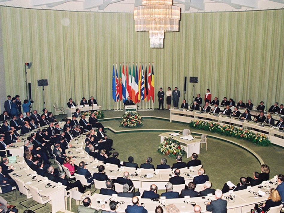 نائب برلماني إفريقي يصف قرار البرلمان الأوروبي بشأن المغرب ب"الأكذوبة" نائب برلماني إفريقي يصف قرار البرلمان الأوروبي بشأن المغرب ب"الأكذوبة"