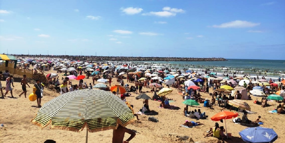 المصطافون بشاطئ الرباط ينددون بغياب المرافق المصطافون بشاطئ الرباط ينددون بغياب المرافق