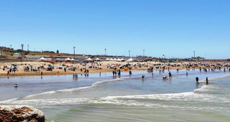 المصطافون بشاطئ الرباط ينددون بغياب المرافق المصطافون بشاطئ الرباط ينددون بغياب المرافق