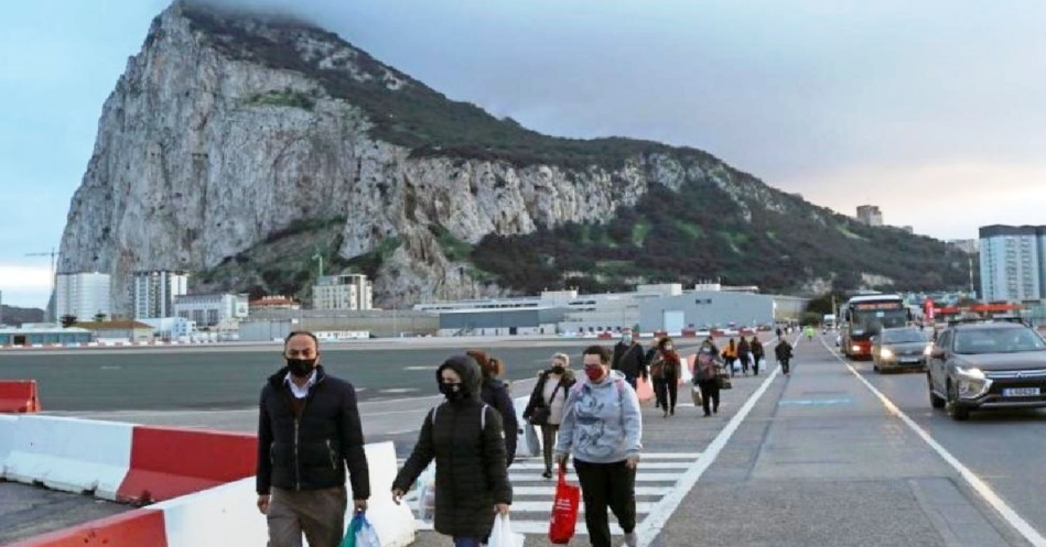 مغاربة جبل طارق يطالبون الحكومة بفتح خط بحري وجوي نحو طنجة