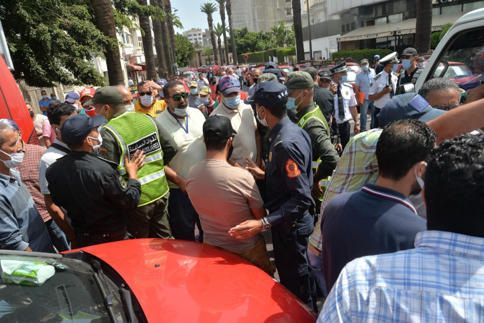 السلطات تسمح لسيارات الأجرة الكبيرة بنقل أربعة ركاب بدلا من ثلاثة بالبيضاء السلطات تسمح لسيارات الأجرة الكبيرة بنقل أربعة ركاب بدلا من ثلاثة بالبيضاء