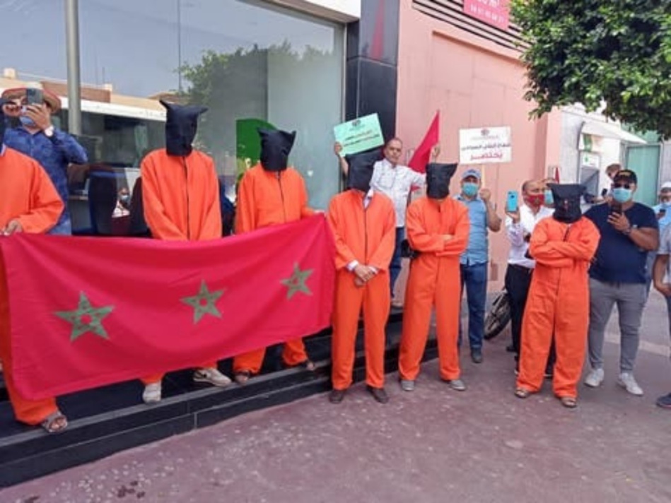 الأبناك تدفع بمهنيي النقل السياحي بمدينة مراكش للعودة إلى الإحتجاج الأبناك تدفع بمهنيي النقل السياحي بمدينة مراكش للعودة إلى الإحتجاج