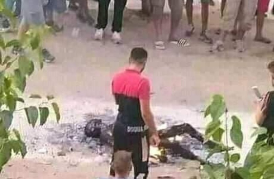 إحراق شاب بعد سحله والتمثيل بجثته عمل شنيع "تهتز له السموات والأرض" إحراق شاب بعد سحله والتمثيل بجثته عمل شنيع "تهتز له السموات والأرض"