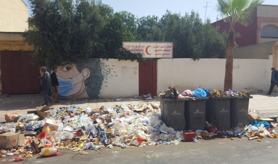 مظاهر مشينة ومقززة تشوه وتدنس واجهة المؤسسات العمومية بسيدي بنور