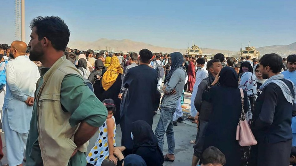 أحداث مثيرة وفوضى في مطار كابول أحداث مثيرة وفوضى في مطار كابول