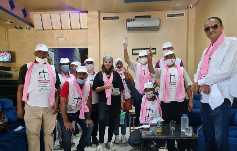 قرر ترك سيارته ودخول الدواوير مشيا للتعرف على معاناة المواطنين قرر ترك سيارته ودخول الدواوير مشيا للتعرف على معاناة المواطنين