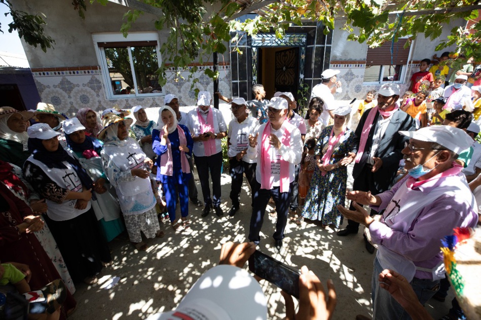 قرر ترك سيارته ودخول الدواوير مشيا للتعرف على معاناة المواطنين قرر ترك سيارته ودخول الدواوير مشيا للتعرف على معاناة المواطنين