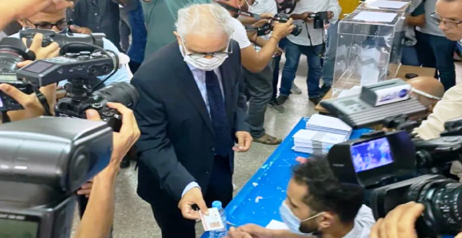 الدكتور نزار بركة الأمين العام لحزب الاستقلال يُدلي بصوته الدكتور نزار بركة الأمين العام لحزب الاستقلال يُدلي بصوته