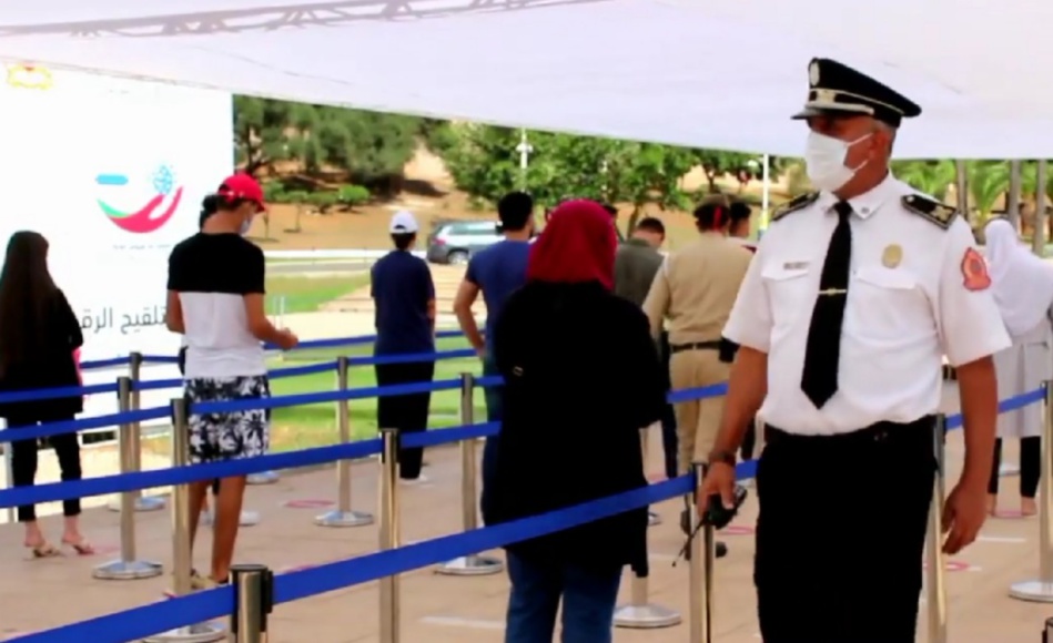 السلطات الصحية تقرر بشكل مفاجئ اعتماد الحقنة الثالثة للقاح ابتداء من اليوم السلطات الصحية تقرر بشكل مفاجئ اعتماد الحقنة الثالثة للقاح ابتداء من اليوم