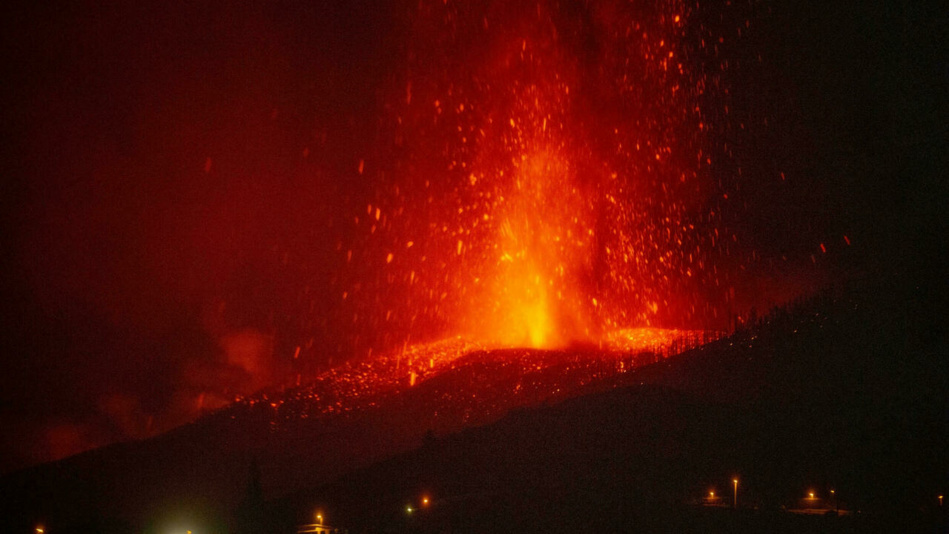 استمرار فوران بركان لابالما يهدد بتداعيات خطيرة على المغرب استمرار فوران بركان لابالما يهدد بتداعيات خطيرة على المغرب 