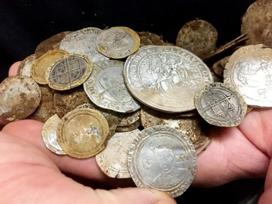 غواصان يكتشفان كنزا أثريا قرب السواحل الإسبانية