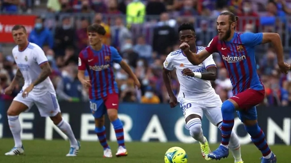 ريال مدريد يفوز على برشلونة في كامب نو ويعتلي الصدارة