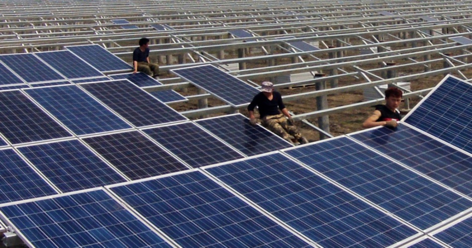 تركيب 670 لوحة شمسية فوق قبة البرلمان تركيب 670 لوحة شمسية فوق قبة البرلمان