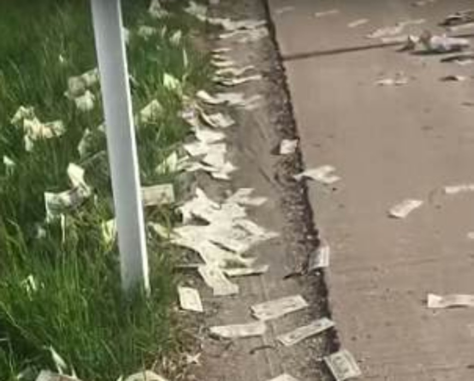 سيارة مصفحة تسقط رزما من الأموال النقدية في الطريق السيار سيارة مصفحة تسقط رزما من الأموال النقدية في الطريق السيار