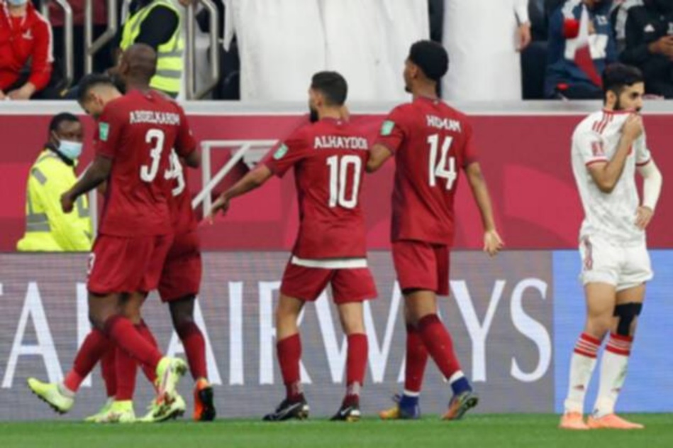 قطر تبلغ نصف النهائي بفوز تاريخي على الإمارات