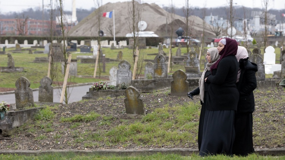 مجهولون يخربون العشرات من قبور المسلمين في فرنسا