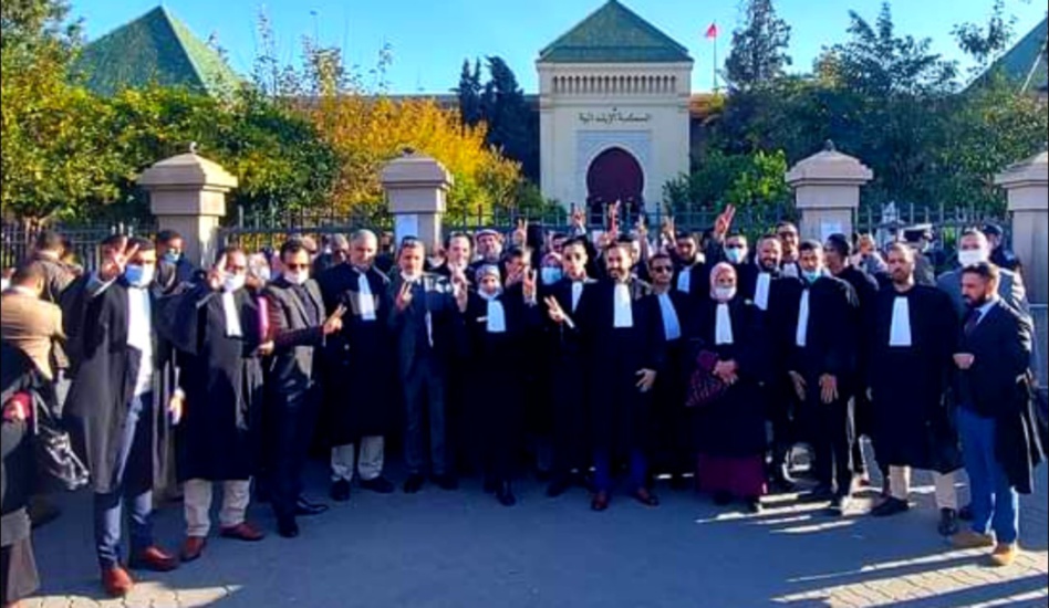 محامو مراكش يحتجون على قرار إلزامية جواز التلقيح محامو مراكش يحتجون على قرار إلزامية جواز التلقيح