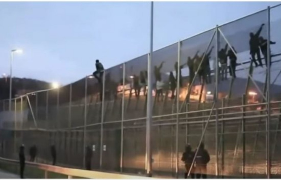 مجموعة من الشباب المغاربة يقتحمون مدينة مليلية المحتلة مجموعة من الشباب المغاربة يقتحمون مدينة مليلية المحتلة