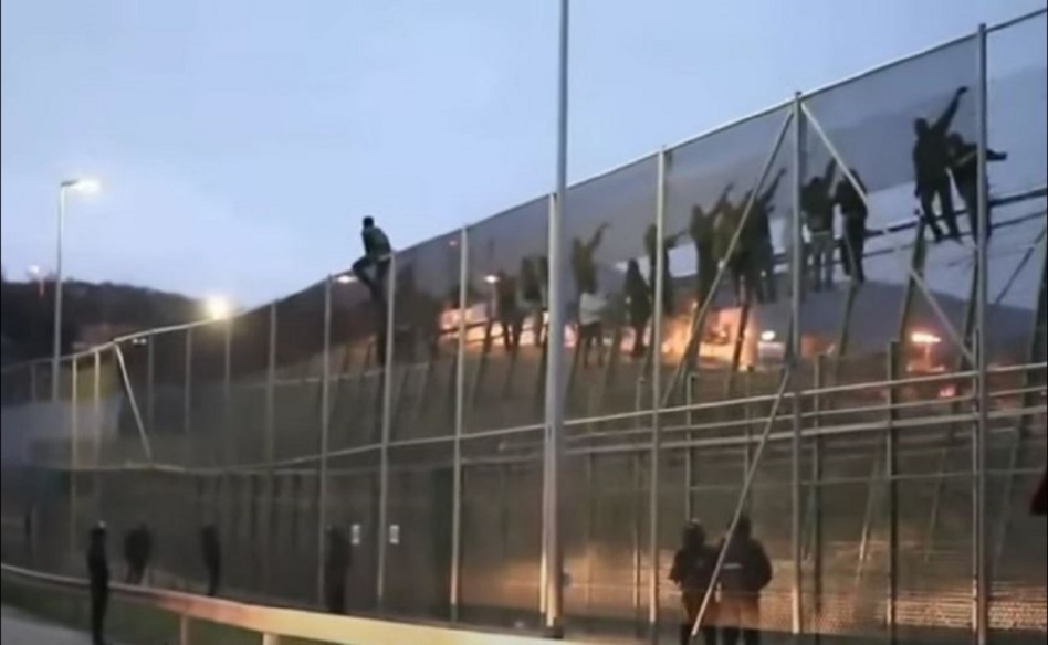 إحباط محاولات دخول عشرات المهاجرين إلى سبتة المحتلة إحباط محاولات دخول عشرات المهاجرين إلى سبتة المحتلة