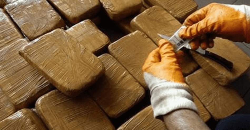 مطاردة زورق محمل بالمخدرات بسواحل الناظور مطاردة زورق محمل بالمخدرات بسواحل الناظور