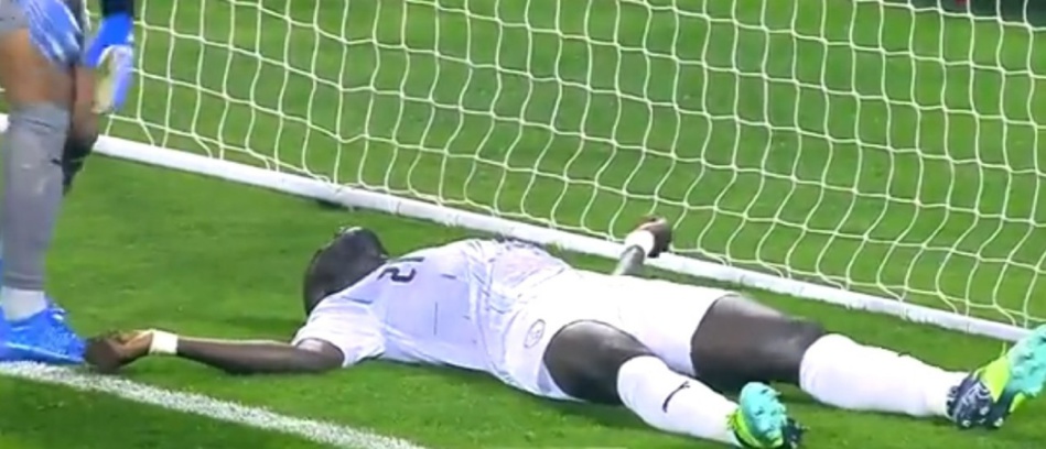 بالصور.. واقعة كريستيان إريكسن المفزعة تتكرر مع كوليبالي بالصور.. واقعة كريستيان إريكسن المفزعة تتكرر مع كوليبالي