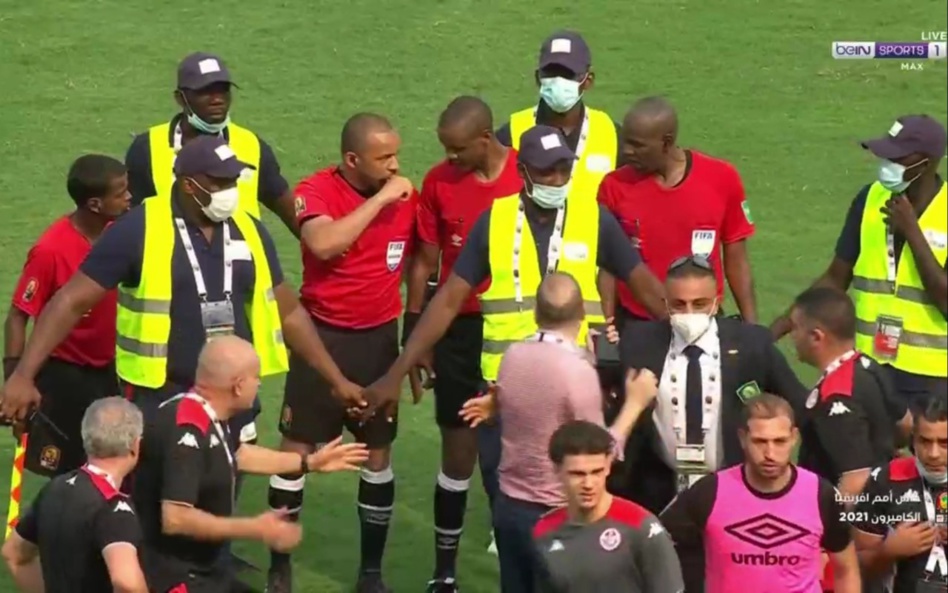 فضيحة تحكيمية في مباراة تونس ومالي فضيحة تحكيمية في مباراة تونس ومالي