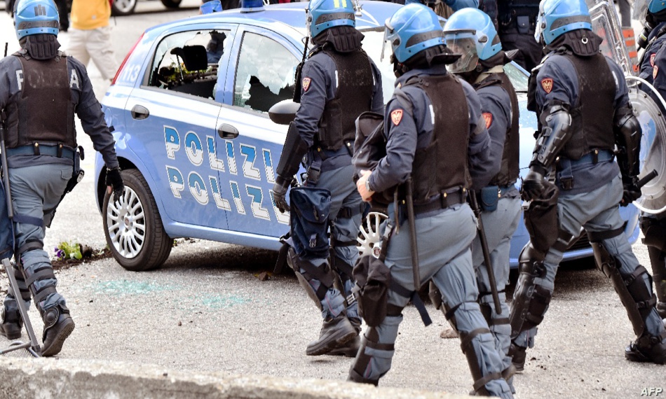 السلطات الأمنية الإيطالية تعتقل مغربي حاول تقبيل طفلة بعمر الزهور السلطات الأمنية الإيطالية تعتقل مغربي حاول تقبيل طفلة بعمر الزهور