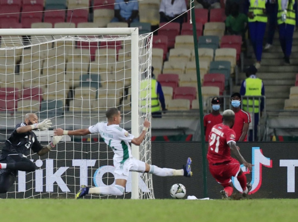 غينيا الاستوائية تسقط الجزائر حاملة اللقب بهدف نظيف غينيا الاستوائية تسقط الجزائر حاملة اللقب بهدف نظيف