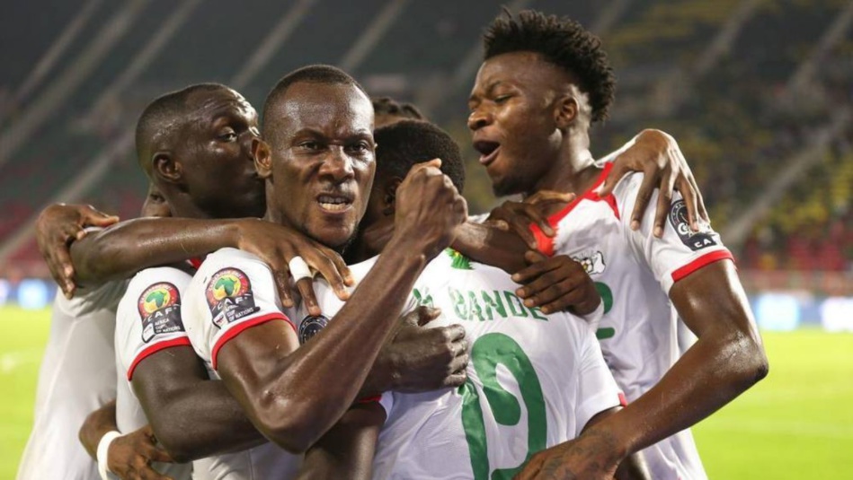 حوافر الخيول البوركينابية تركل الغابون خارج الكان حوافر الخيول البوركينابية تركل الغابون خارج الكان