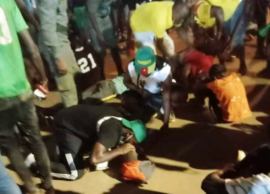 كارثة.. دهس رضيع تحت الأقدام وقتلى وجرحى في مباراة الكاميرون وجزر القمر كارثة.. دهس رضيع تحت الأقدام وقتلى وجرحى في مباراة الكاميرون وجزر القمر