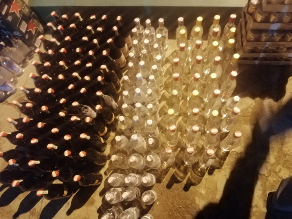 مداهمة منزل مشتبه تسفر عن حجز 733 قنينة من الخمور بإقليم العرائش مداهمة منزل مشتبه تسفر عن حجز 733 قنينة من الخمور بإقليم العرائش