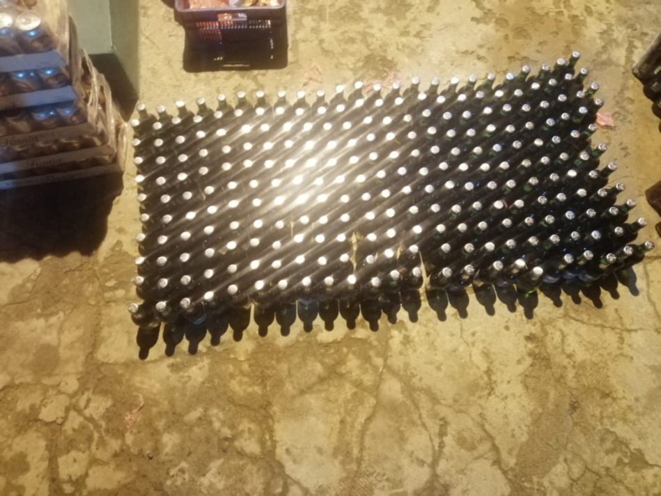 مداهمة منزل مشتبه تسفر عن حجز 733 قنينة من الخمور بإقليم العرائش مداهمة منزل مشتبه تسفر عن حجز 733 قنينة من الخمور بإقليم العرائش