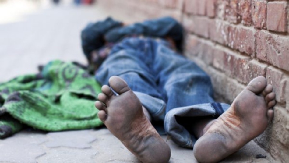 مختل عقلي يروع المارة بقلب الرباط مختل عقلي يروع المارة بقلب الرباط