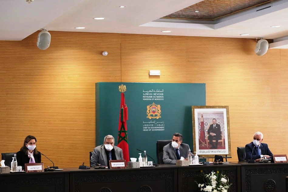 "أخنوش" يوجه "الإدارات والمؤسسات العمومية" لاتخاذ "إجراءات صارمة" لمحاربة "كوفيد-19" "أخنوش" يوجه "الإدارات والمؤسسات العمومية" لاتخاذ "إجراءات صارمة" لمحاربة "كوفيد-19"