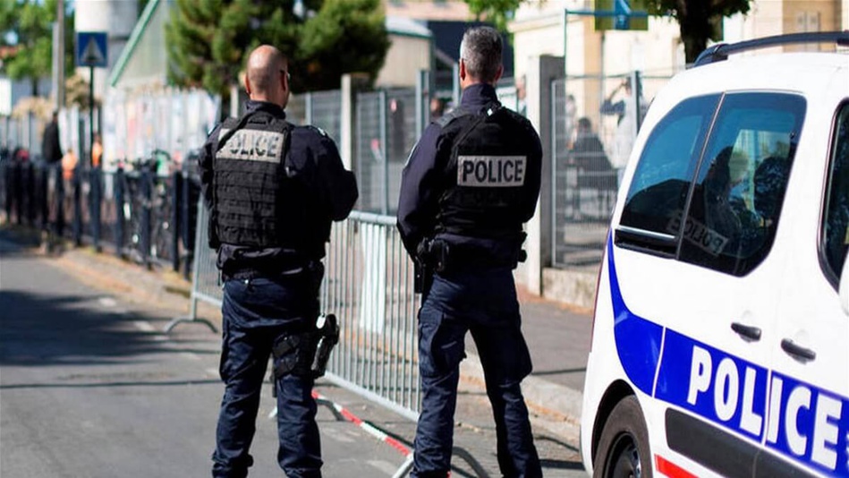 الشرطة الفرنسية تقتل مسلحا بسيف صغير في باريس
