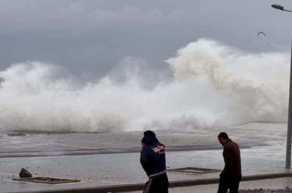 وزارة التجهيز تستعد لإنشاء حاجز صخري لحماية "كورنيش مدينة سلا" وزارة التجهيز تستعد لإنشاء حاجز صخري لحماية "كورنيش مدينة سلا"