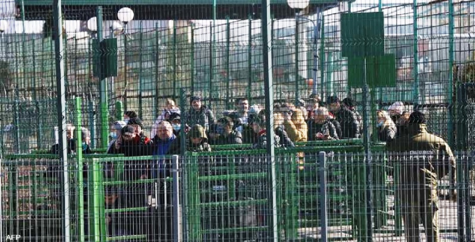 بالفيديو.. مئات الأوكرانيين يفرون من الحرب إلى بولندا بالفيديو.. مئات الأوكرانيين يفرون من الحرب إلى بولندا