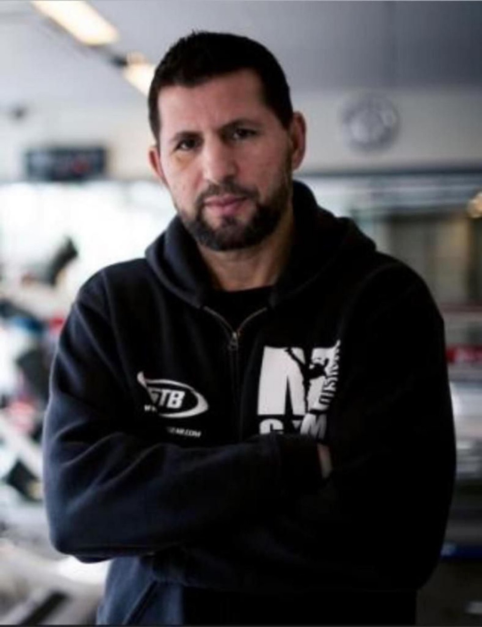 البطل العالمي المغربي المقيم بهولندا موسيد أقمران في تدريب مفتوح بالمضيق البطل العالمي المغربي المقيم بهولندا موسيد أقمران في تدريب مفتوح بالمضيق