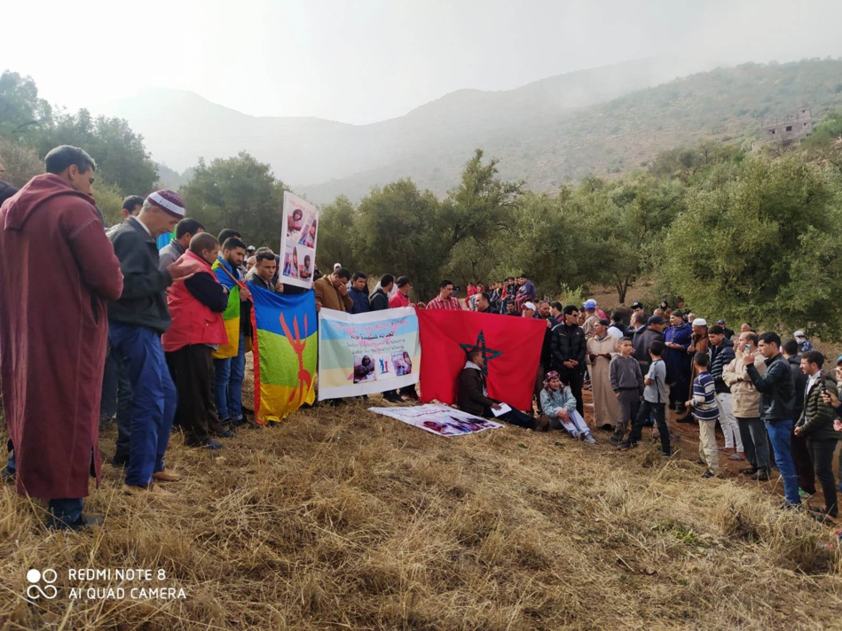 بدموع الحسرة.. بني عياط بأزيلال تودع الطفلة خولة وفعاليات تطالب بأقصى العقوبات في حق الجاني بدموع الحسرة.. بني عياط بأزيلال تودع الطفلة خولة وفعاليات تطالب بأقصى العقوبات في حق الجاني
