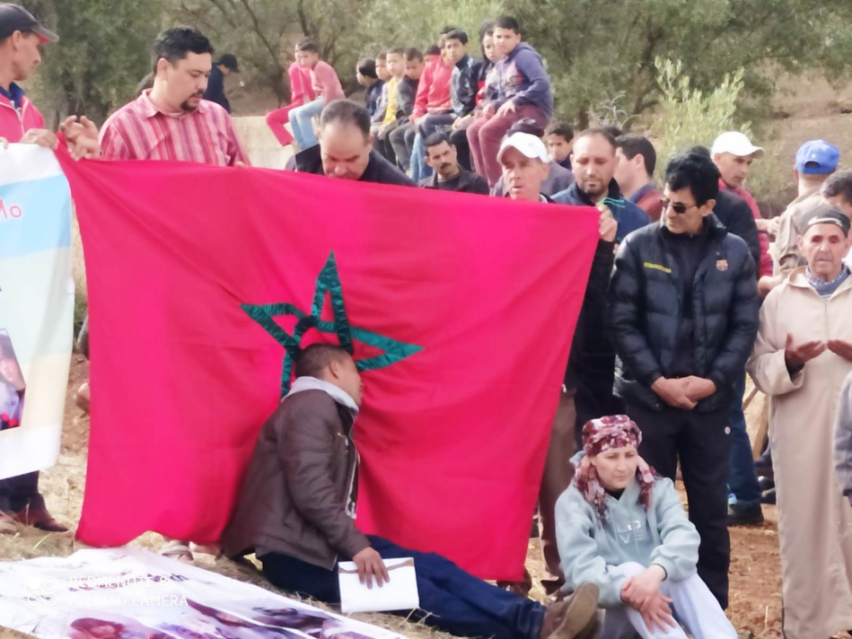 بدموع الحسرة.. بني عياط بأزيلال تودع الطفلة خولة وفعاليات تطالب بأقصى العقوبات في حق الجاني بدموع الحسرة.. بني عياط بأزيلال تودع الطفلة خولة وفعاليات تطالب بأقصى العقوبات في حق الجاني